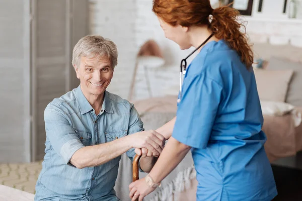 Hombre recuperándose en atmósfera positiva — Foto de Stock