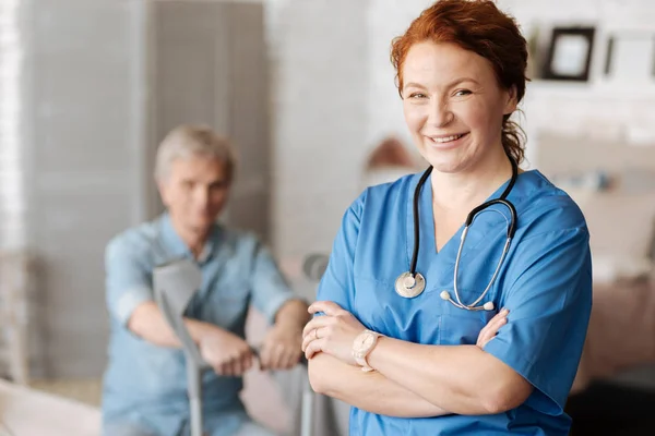 Excelente médico en su lugar de trabajo — Foto de Stock