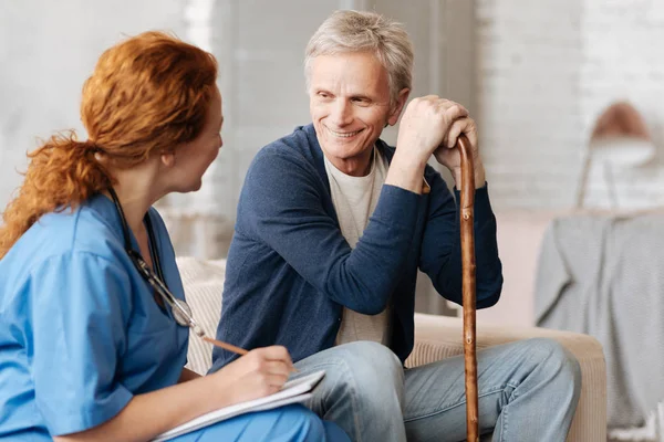 Терапевт разговаривает со своим пожилым пациентом — стоковое фото