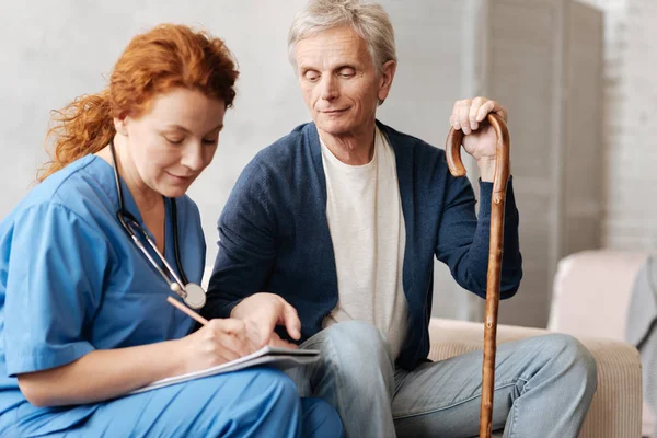 Gentleman zijn arts vragen over medicatie — Stockfoto