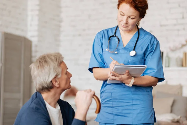 Medico attento pulito ascoltando il suo paziente — Foto Stock