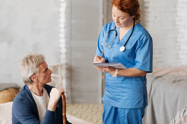 Terapista locale professionista che fa le sue prescrizioni — Foto Stock