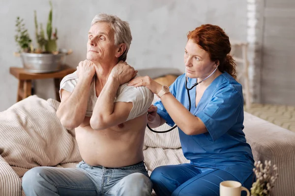 Arzt führt medizinische Tests durch — Stockfoto