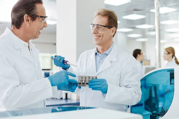 Two smiling male researchers discussing results — Stock Photo, Image