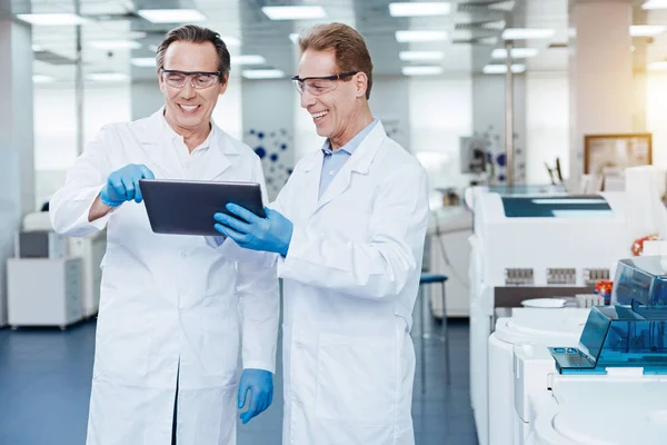 Positive delighted colleagues discussing main points — Stock Photo, Image