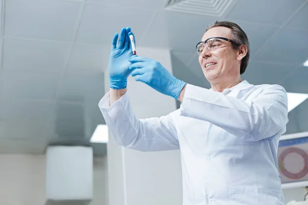 Scientist while demonstrating test tube — Stock Photo, Image