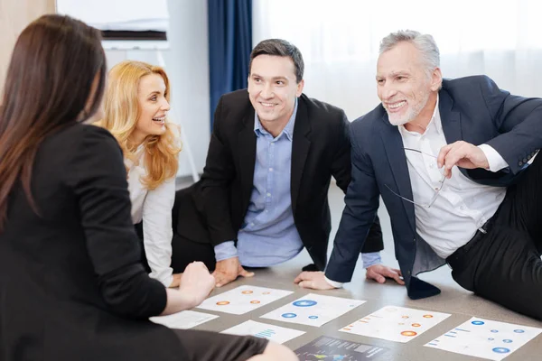 Feliz positivo agradable hombres buscando t su colega — Foto de Stock