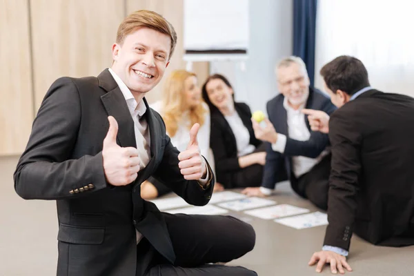 Trevlig positiv man visar Ok tecken — Stockfoto