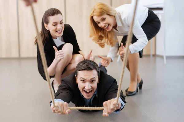 Positieve blij vrouwen gejuich omhoog hun collega — Stockfoto