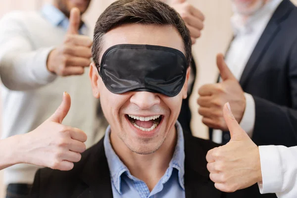 Vrolijke positieve man die het dragen van een slapende masker — Stockfoto