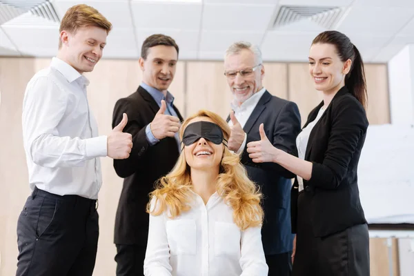 Gelukkig positieve vrouw deel te nemen aan een seminar voor teambuilding — Stockfoto