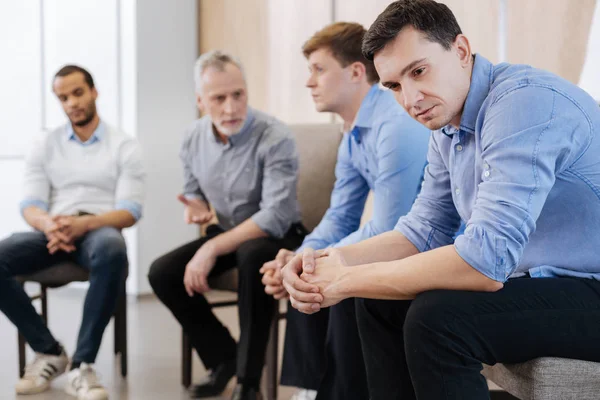 Stilig ledsen man tänker om sina problem — Stockfoto