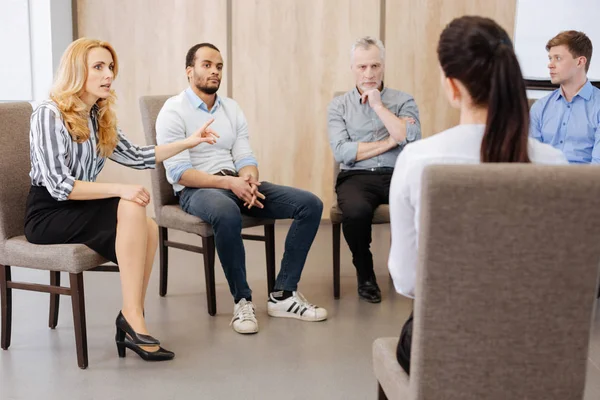 Agradable mujer infeliz compartiendo sus problemas — Foto de Stock