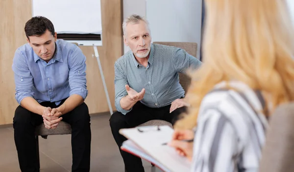 Schöner älterer Mann schaut seinen Therapeuten an — Stockfoto