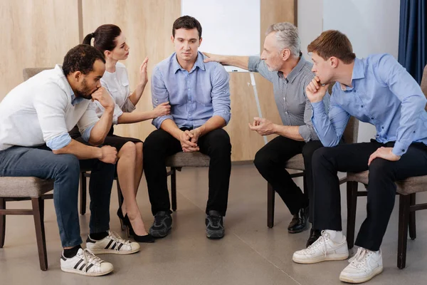 Gente simpática que apoya a un hombre triste — Foto de Stock