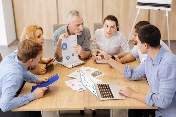 Equipo profesional de trabajadores de oficina discutiendo su proyecto — Foto de Stock