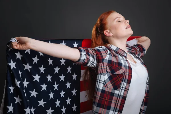 Mujer mostrando su espíritu patriótico —  Fotos de Stock