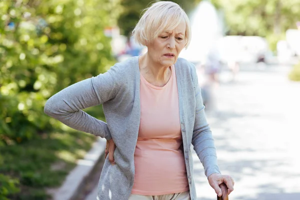 Gestresste ältere Frau fühlt sich im Park schlecht — Stockfoto