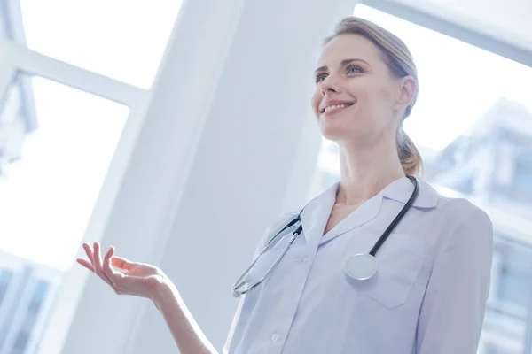 Optimistischer Arzt genießt Arbeitszeit im Krankenhaus — Stockfoto