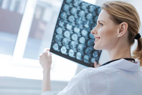 Neurocirurgião confiante analisando os resultados do cérebro do roentgen no laboratório — Fotografia de Stock