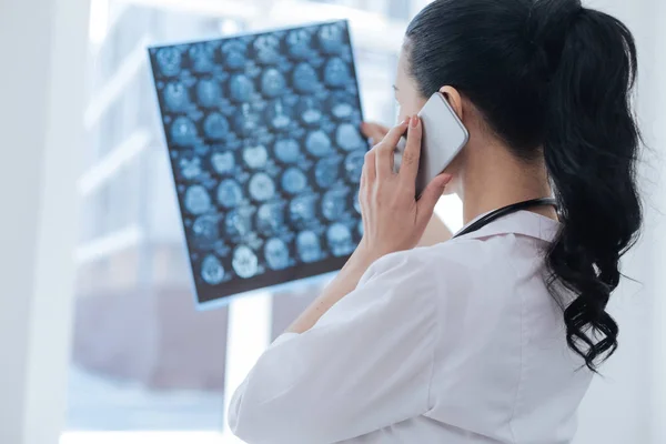 Oncologista multitarefa trabalhando no gabinete roentgen — Fotografia de Stock