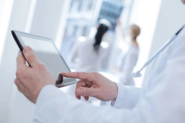 Medico abile con tablet moderno in clinica — Foto Stock