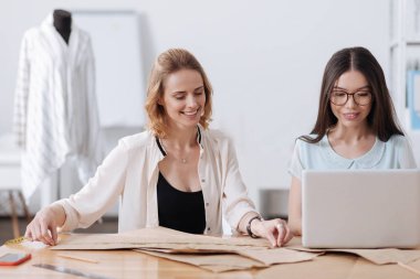 Aynı proje üzerinde çalışan iki arkadaşları