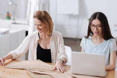 İki kadın yeni bir kıyafet geliştirme