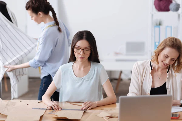 Tre kvinnor som arbetar på atelier — Stockfoto