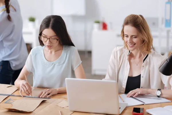 Belle giovani donne immerse nel lavoro — Foto Stock