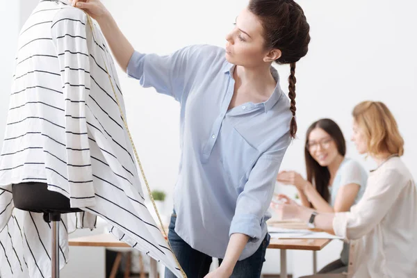 Elegante sastre profesional que mide un cárdigan — Foto de Stock