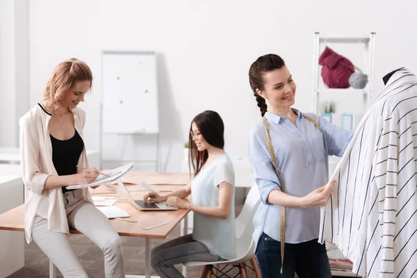 Vanliga arbetsdag av skräddare på en atelier — Stockfoto