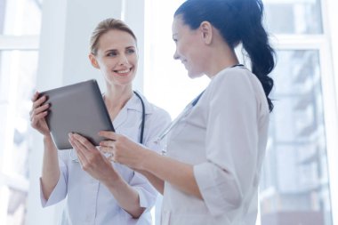 İyimser onkolog iş yerinde dijital Gadget'ı kullanma