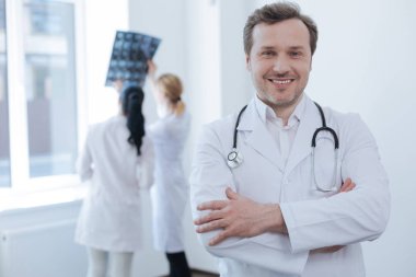 Kendine güvenen beyin cerrahı pozitifliği klinikte ifade