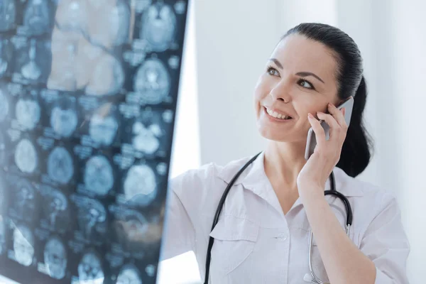 Cirurgião cerebral sorrindo discutindo a foto de raios X no laboratório — Fotografia de Stock