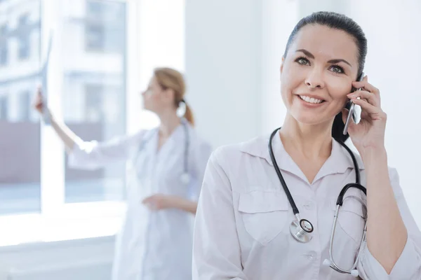 Charismatische Röntgenaufnahme mit elektronischem Gerät in der Klinik — Stockfoto