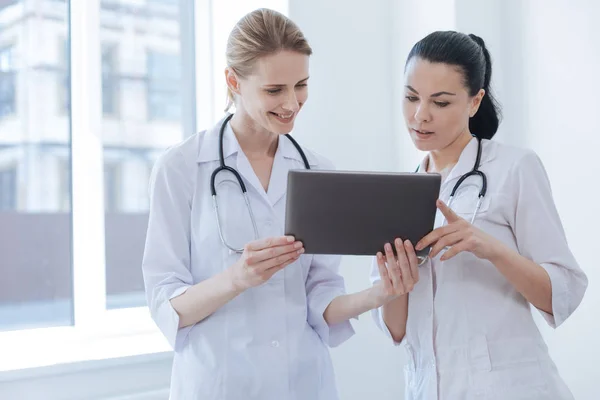 Beteiligte Ärzte nutzen digitales Gerät im Krankenhaus — Stockfoto
