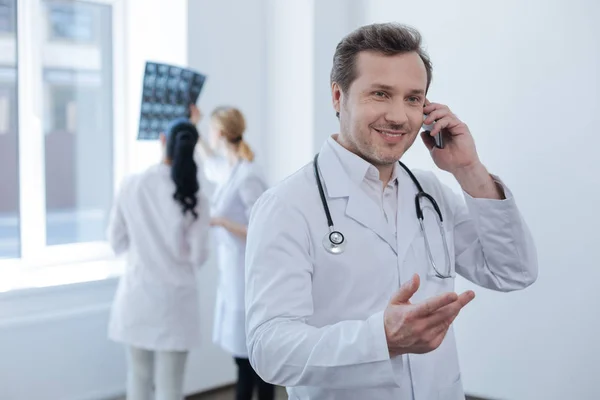 Konzentrierter Arzt mit modernem Smartphone in der Klinik — Stockfoto