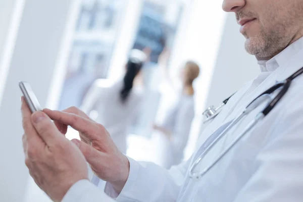 Bartpraktiker mit digitalem Telefon im Krankenhaus — Stockfoto