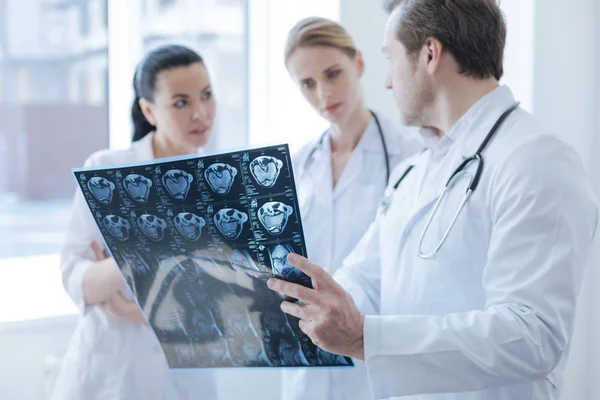 Radiografias envolvidas discutindo o resultado da tomografia computadorizada na clínica — Fotografia de Stock