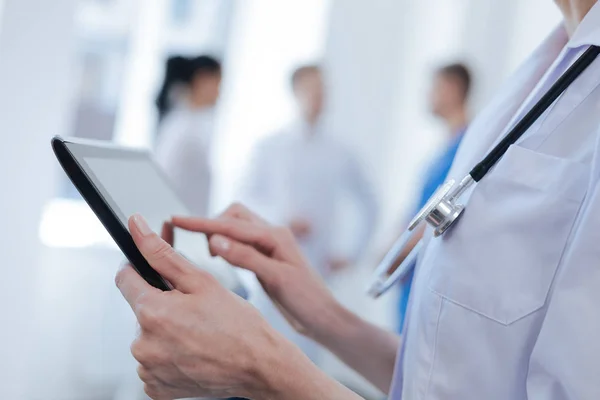 Medico in grado di utilizzare gadget digitale presso la clinica — Foto Stock
