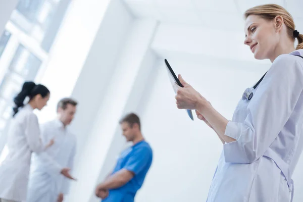Neugierige Ärztin testet neues digitales Gerät in der Klinik — Stockfoto
