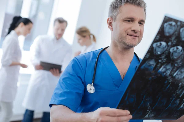 Radiologista confiante analisando a tomografia computadorizada no laboratório médico — Fotografia de Stock