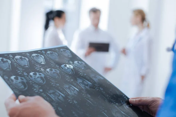 Tecnólogo radiológico profesional analizando la exploración ct en el trabajo — Foto de Stock