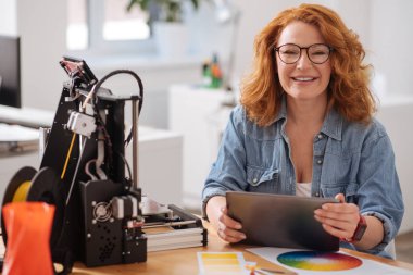 Bir tablet onun elinde olan mutlu memnun kadın