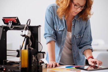 Akıllı kadın Tasarımcısı tablo üzerinden eğilerek