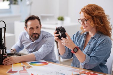 Yazdırılan bir nesne tutan güzel hoş kadın