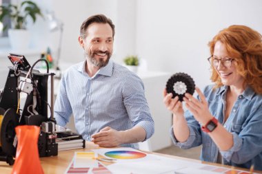 Mutlu pozitif man onun meslektaşı arıyorum