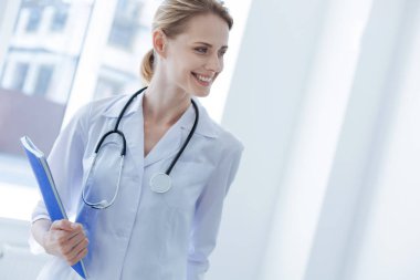 Gülümseyen uygulayıcısı klinikte çalışmak