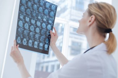 Analiz Laboratuvarı grafisi nitelikli tıp uzmanı
